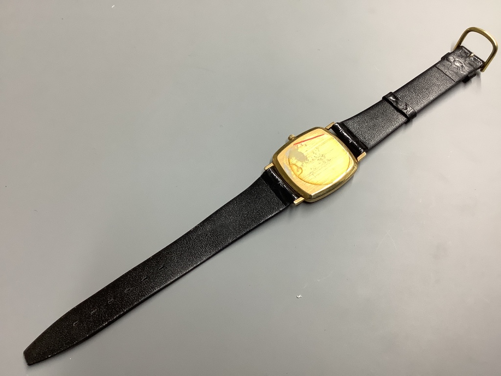 A gentleman's modern 9ct gold Avia quartz wrist watch, on a leather strap, case diameter 29mm